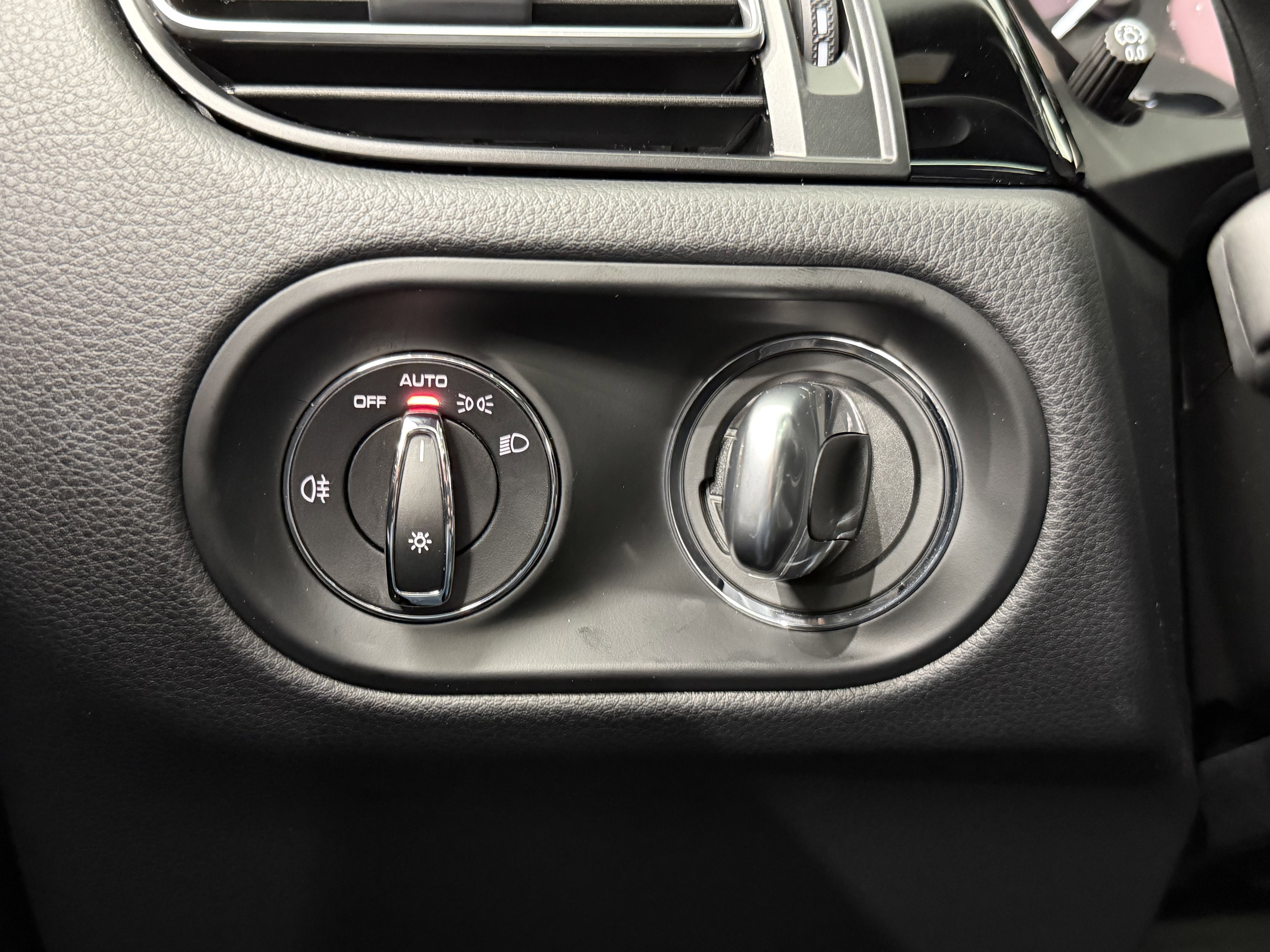 Certified 2025 Porsche Macan image 45