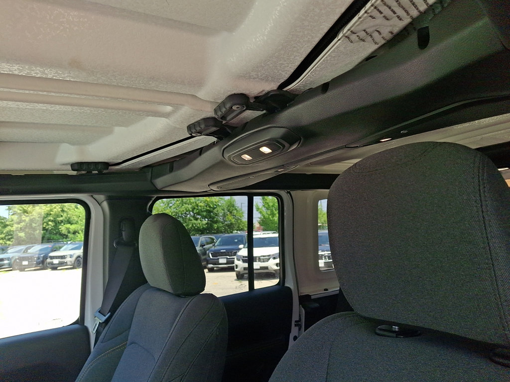 Used 2025 Jeep Wrangler Unlimited Sahara AWD/4WD image 24