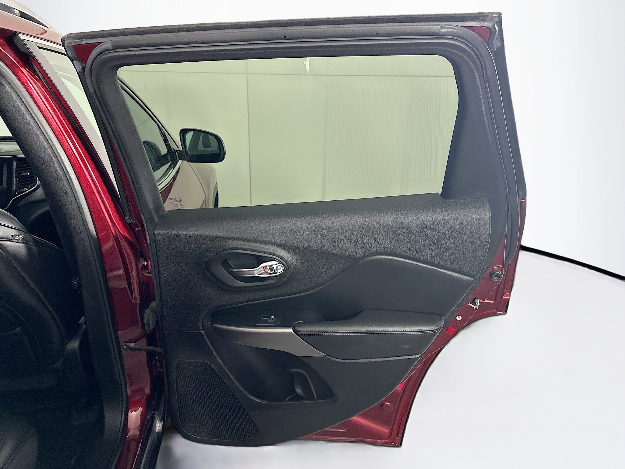 Used 2019 Jeep Cherokee Latitude Plus w/ Comfort/Convenience Group image 28