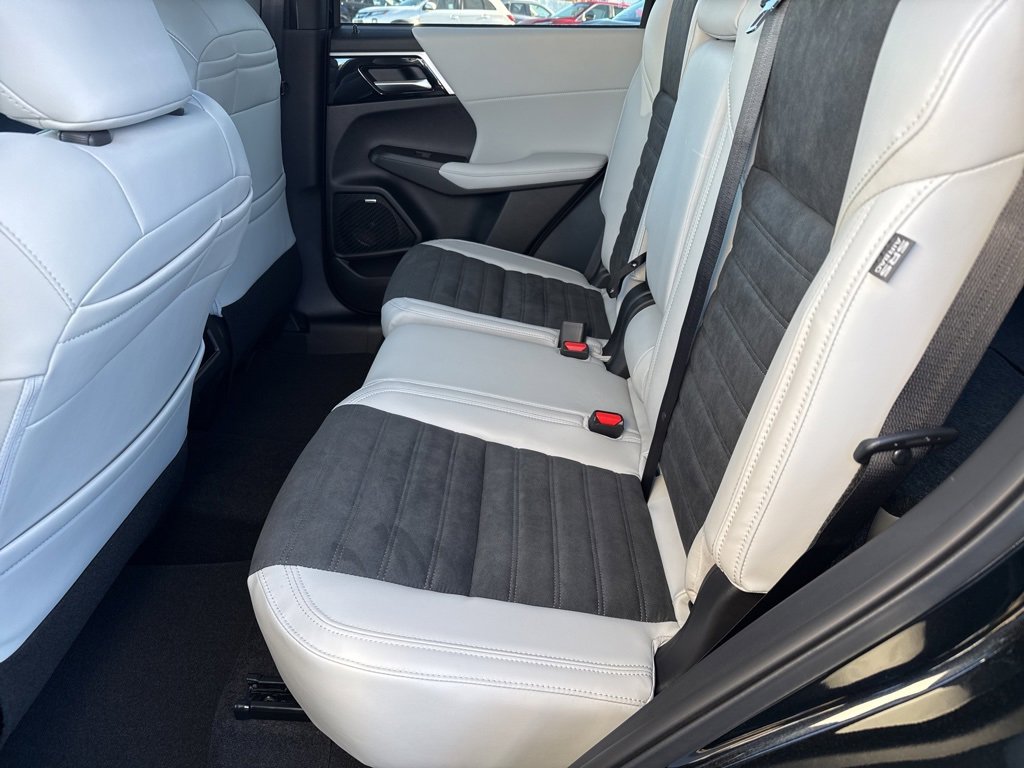 New 2025 Mitsubishi Outlander SE image 24
