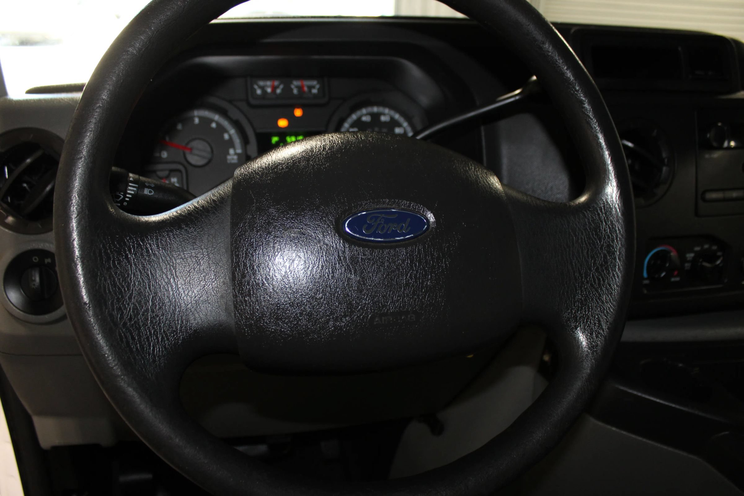 Used 2009 Ford E-350 and Econoline 350 Super Duty RWD image 10