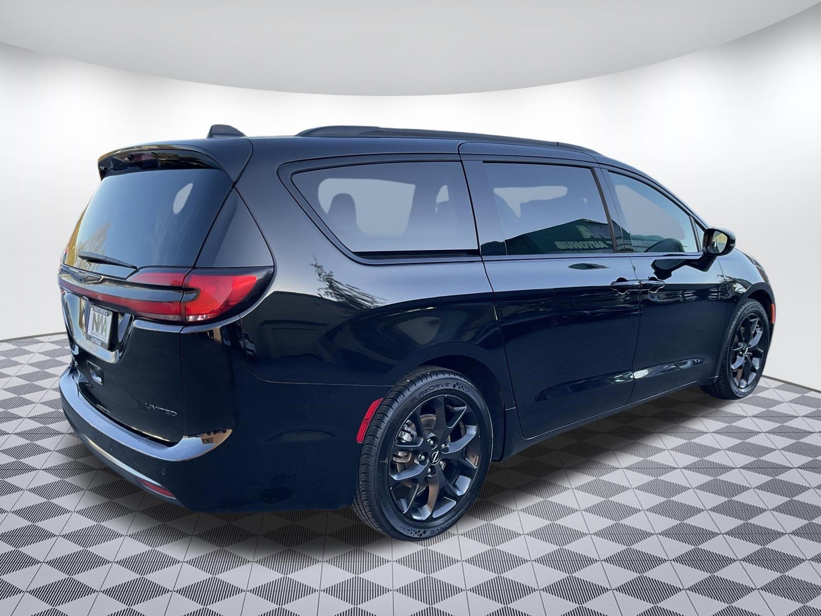Used 2025 Chrysler Pacifica Limited FWD image 3