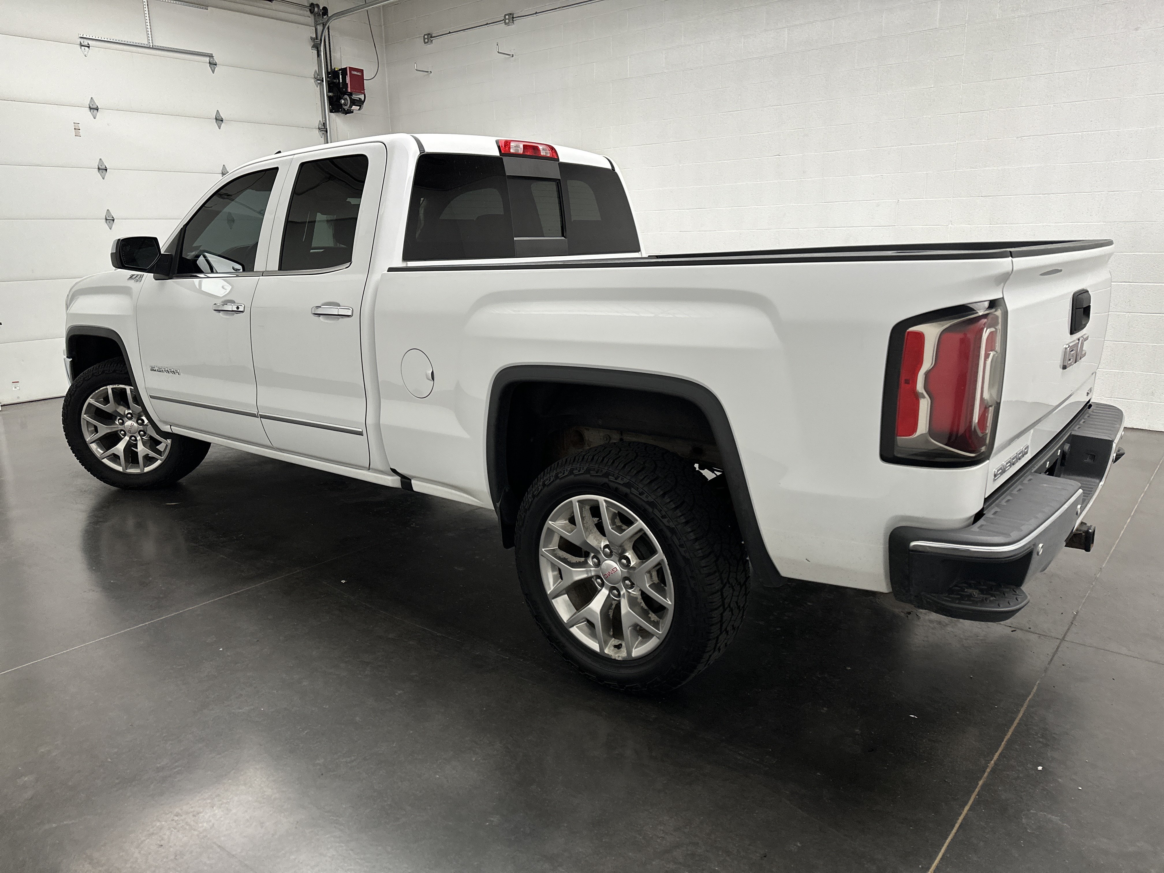 Used 2018 GMC Sierra 1500 SLT w/ SLT Premium Package AWD/4WD image 9