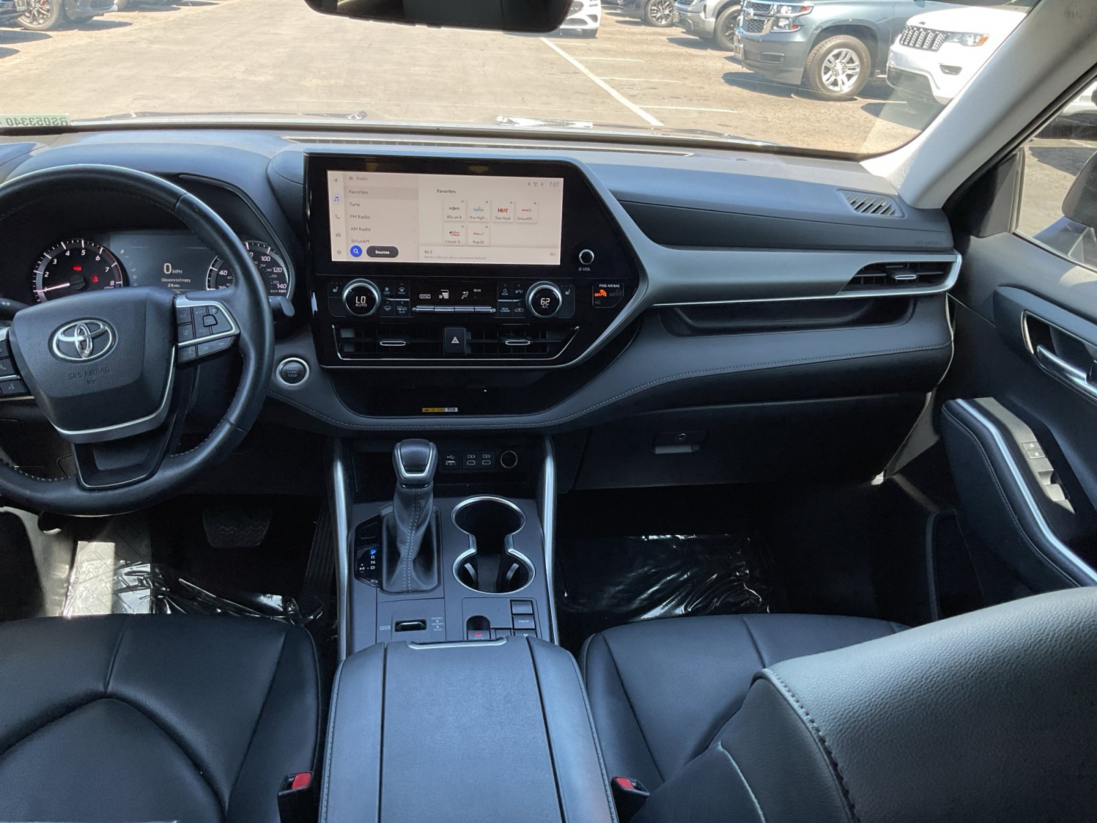 Used 2024 Toyota Highlander XLE FWD image 16