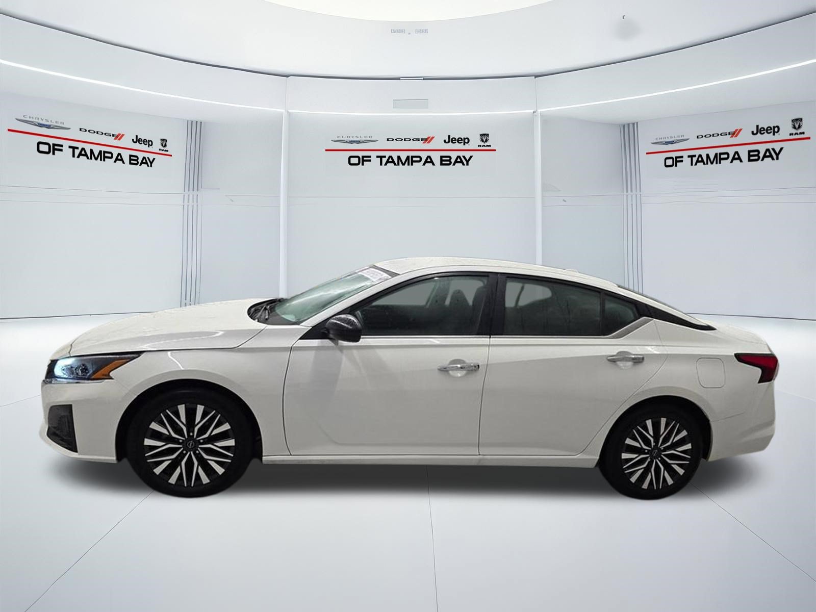 Used 2024 Nissan Altima 2.5 SV FWD image 3