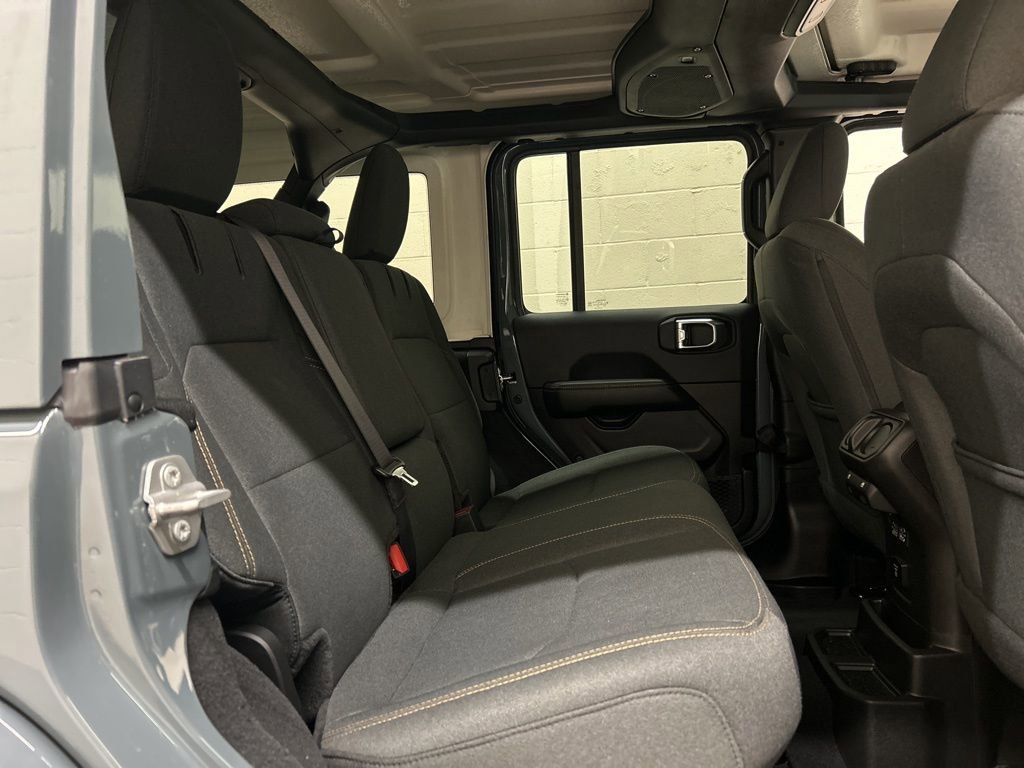 Used 2025 Jeep Wrangler Unlimited Sahara image 9