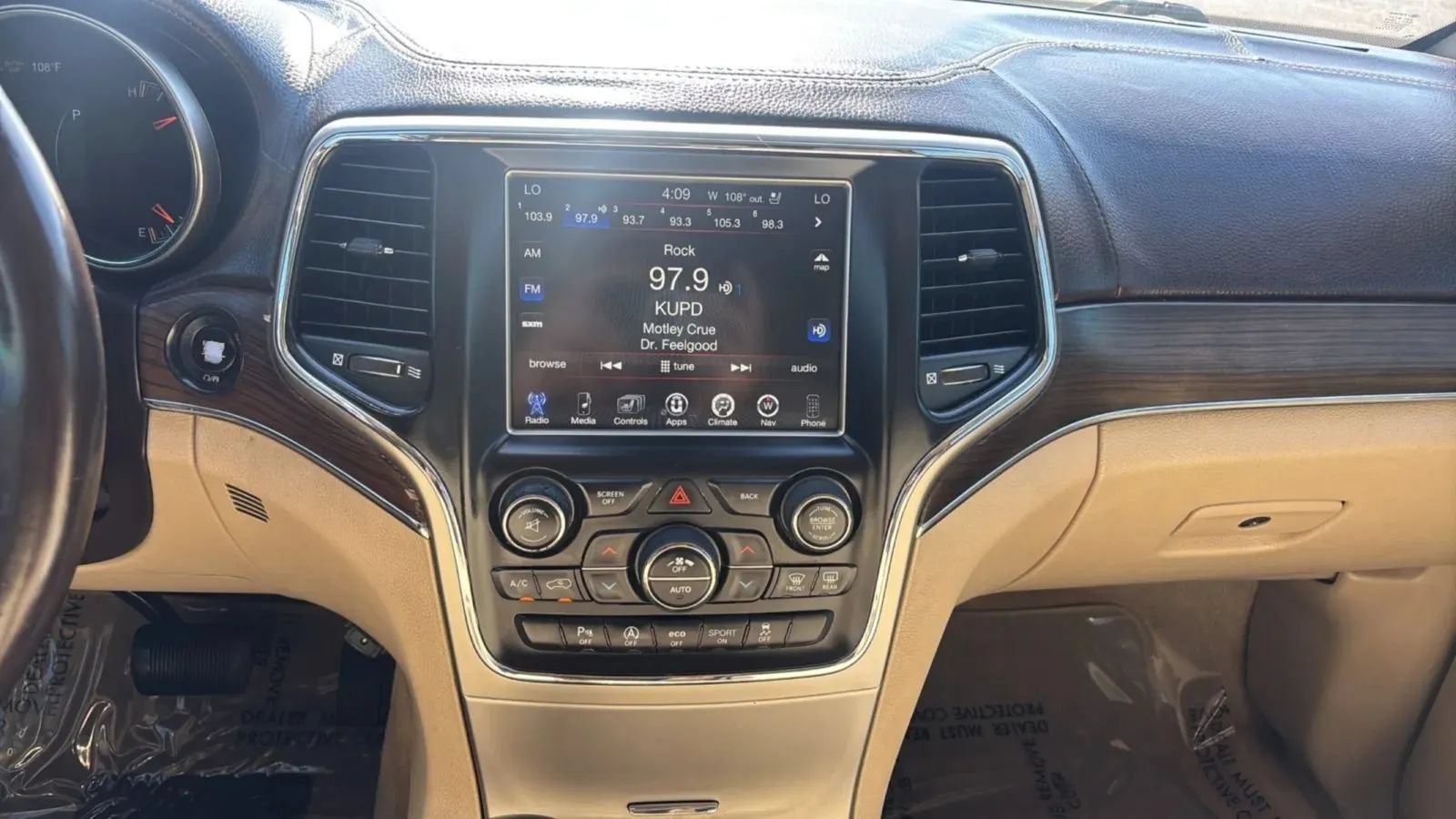 Used 2016 Jeep Grand Cherokee Overland w/ Advanced Technology Group AWD/4WD image 15