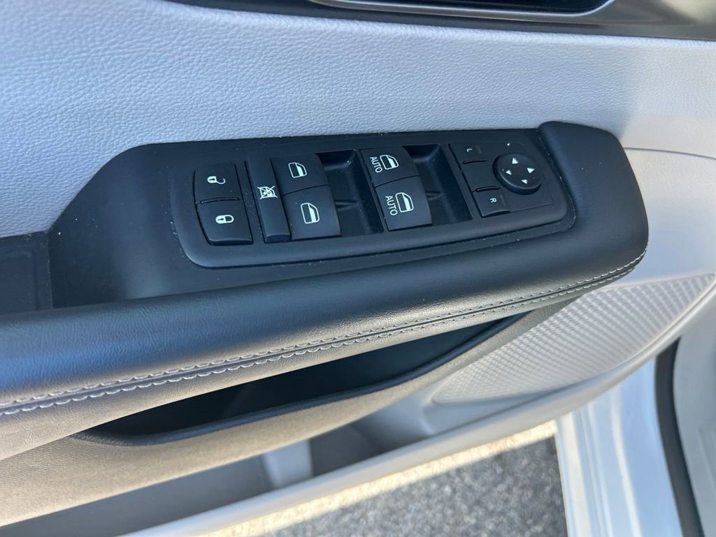 Used 2024 Chrysler Pacifica Touring-L FWD image 28