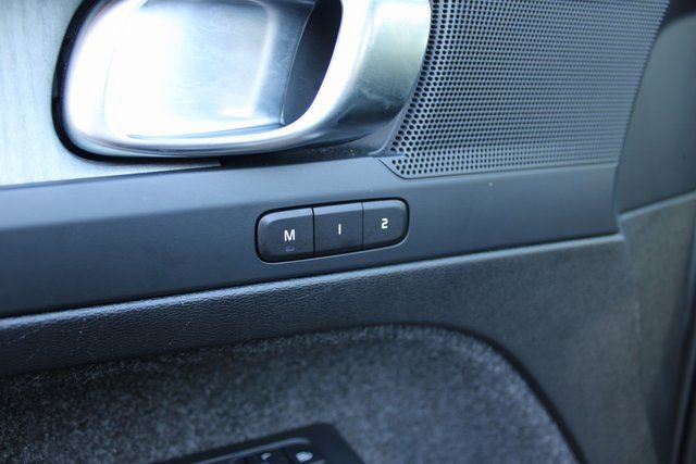 Used 2025 Volvo XC40 B5 Plus image 12