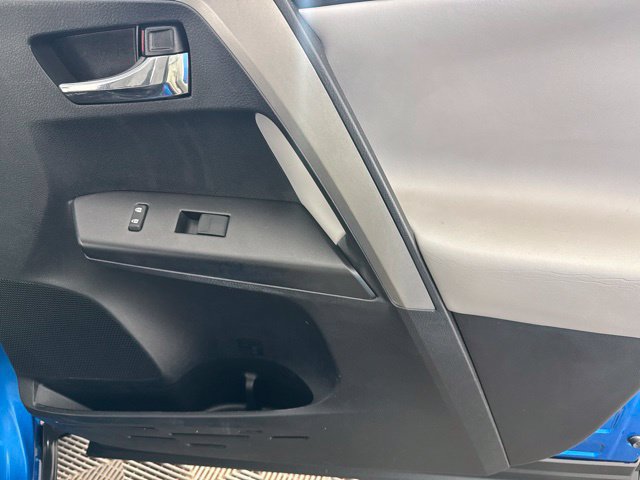 Used 2018 Toyota RAV4 XLE AWD/4WD image 19