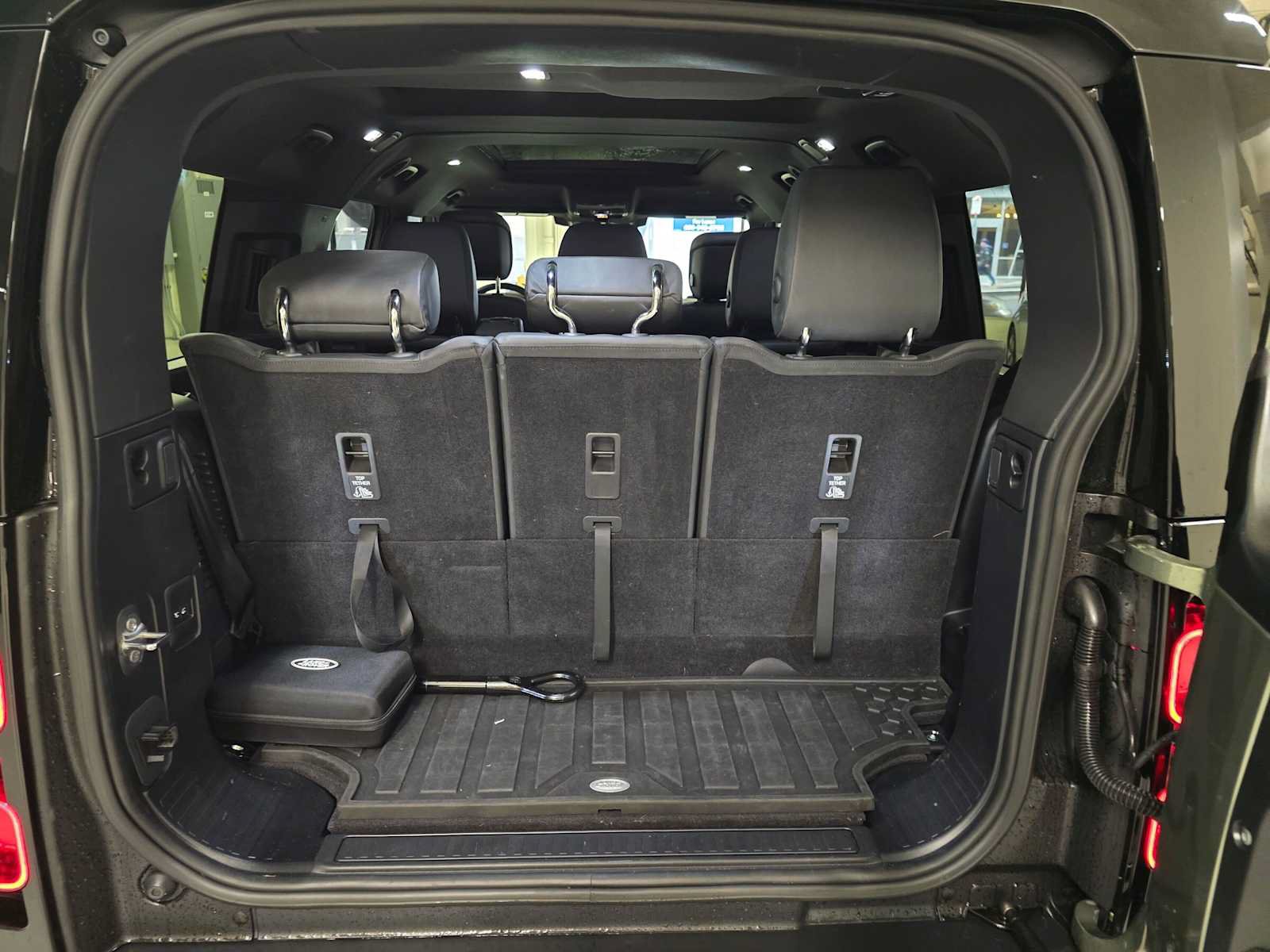 Used 2025 Land Rover Defender 130 X-Dynamic SE AWD/4WD image 13