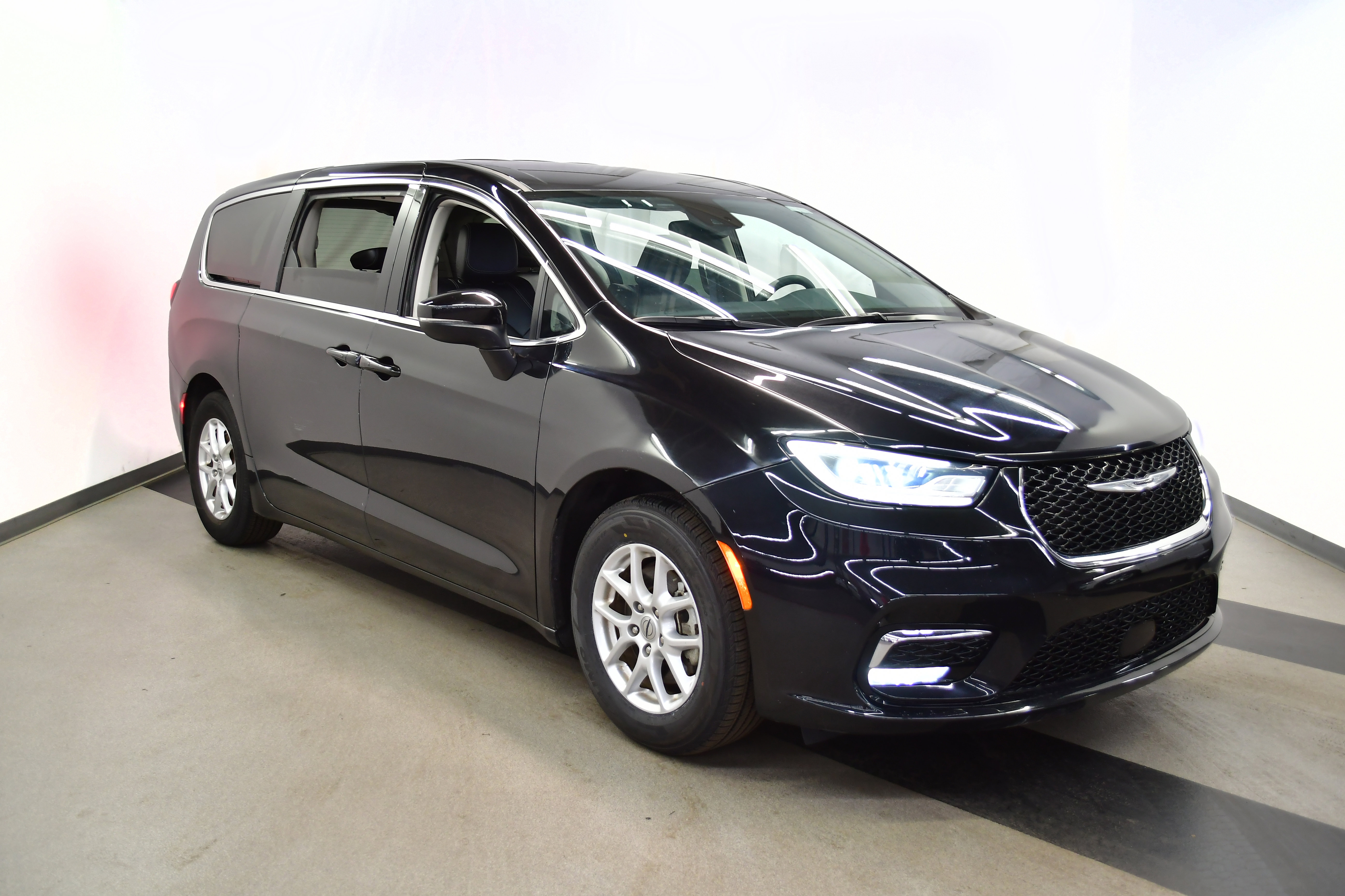 Used 2023 Chrysler Pacifica Touring-L FWD image 9