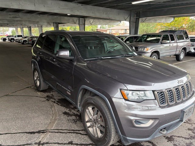 Used 2017 Jeep Grand Cherokee Laredo AWD/4WD image 3