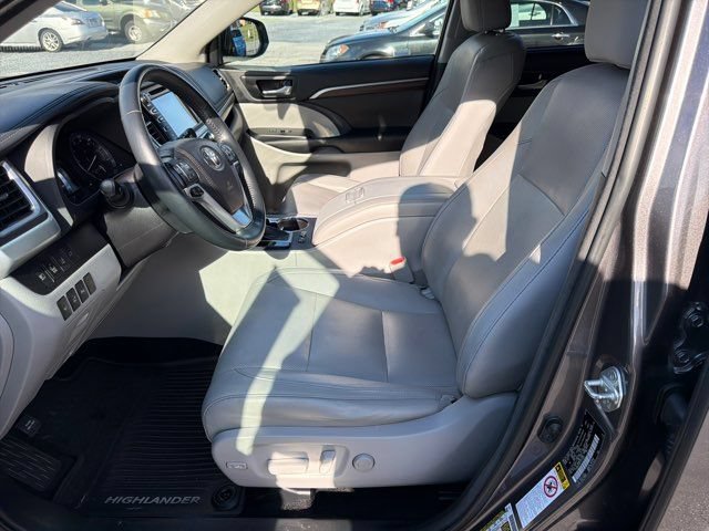 Used 2015 Toyota Highlander Limited Platinum AWD/4WD image 14