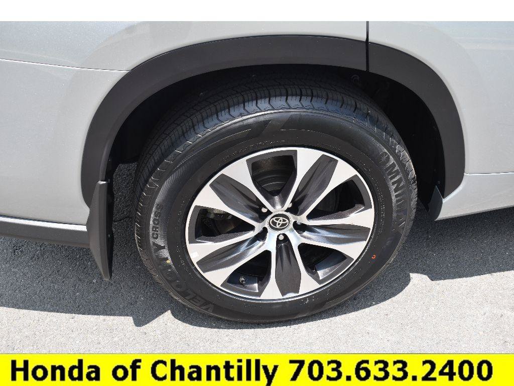 Used 2022 Toyota Highlander XLE AWD/4WD image 35