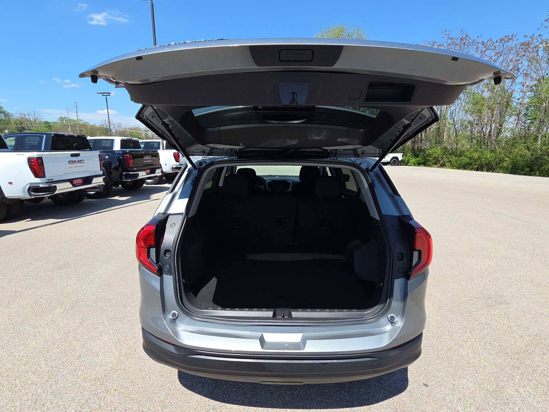 Used 2024 GMC Terrain SLE image 30
