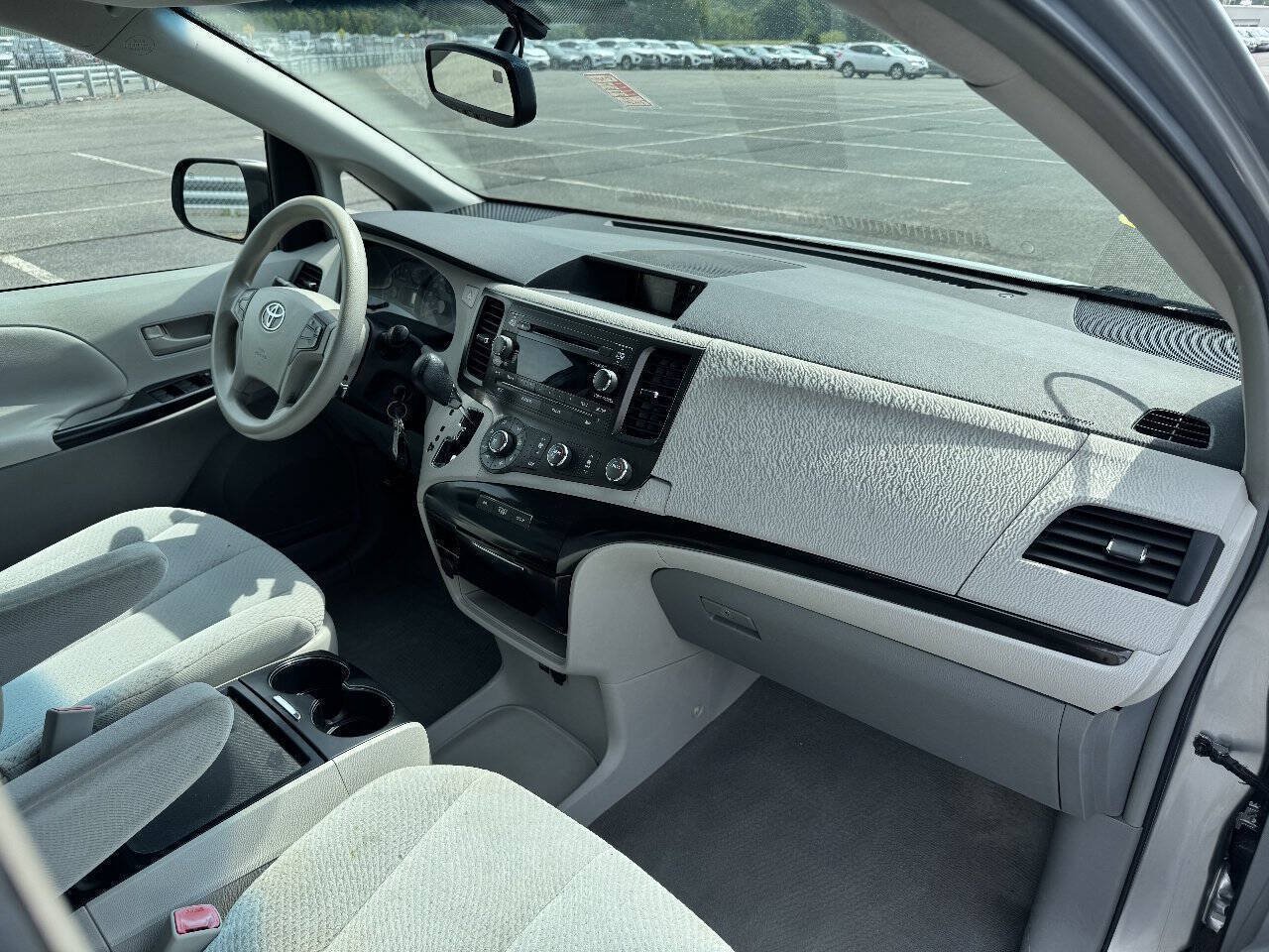 Used 2011 Toyota Sienna LE w/ Towing Pkg FWD image 9
