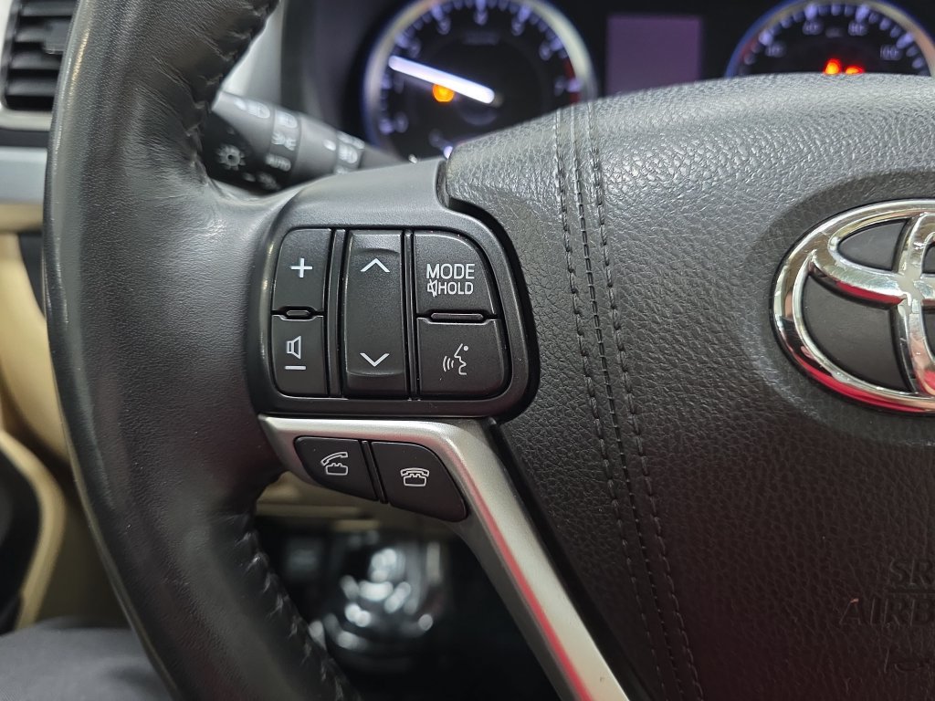 Used 2015 Toyota Highlander Limited Platinum FWD image 16