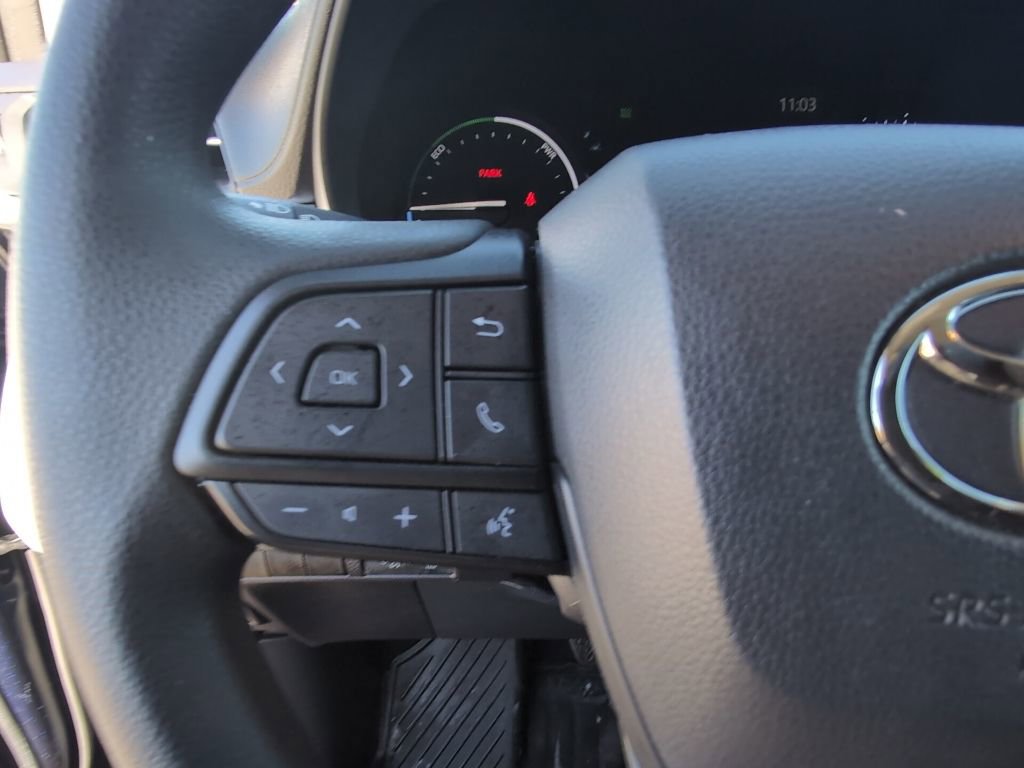 Used 2025 Toyota Sienna LE image 13