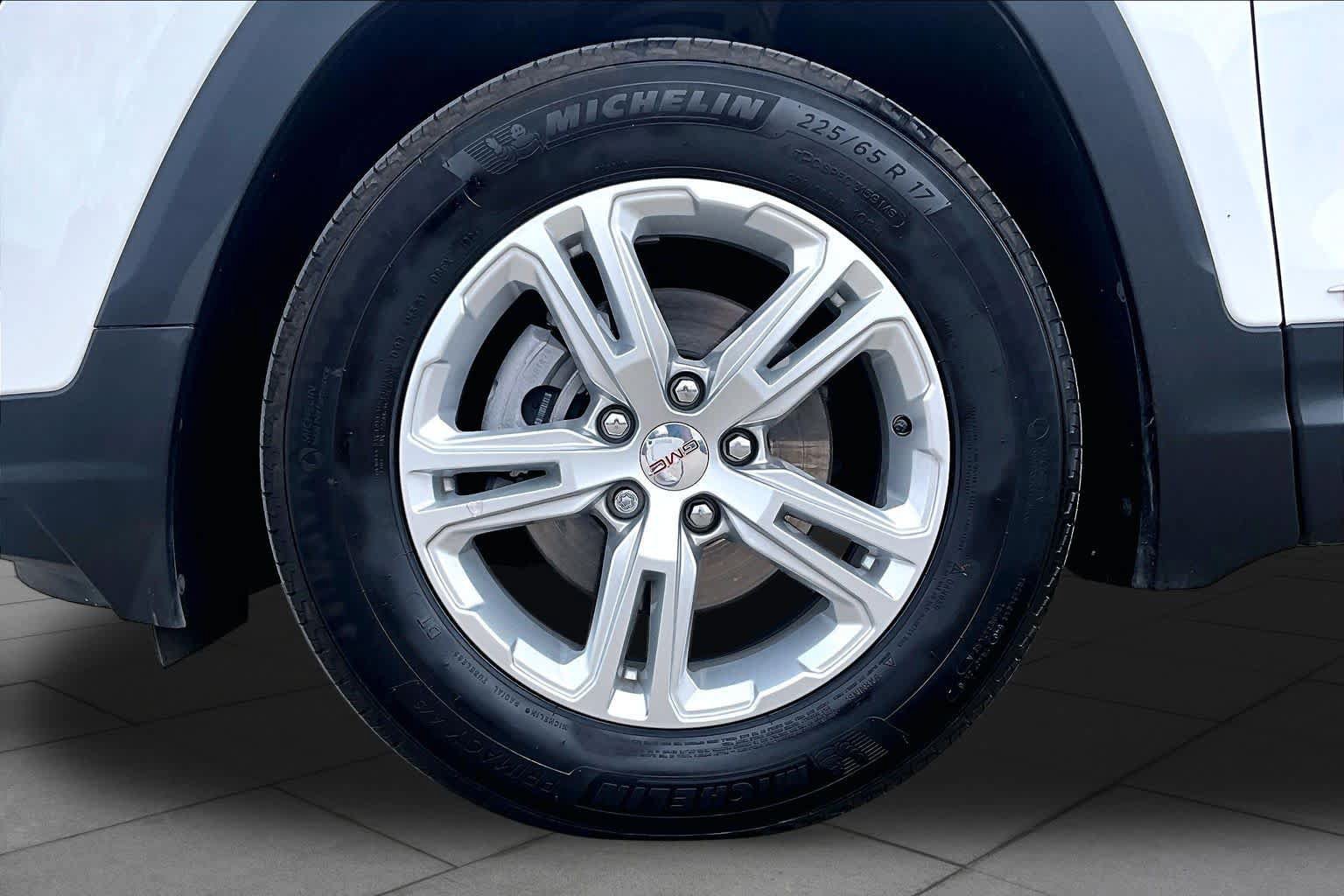 Used 2024 GMC Terrain SLE w/ Driver Convenience Package FWD image 11