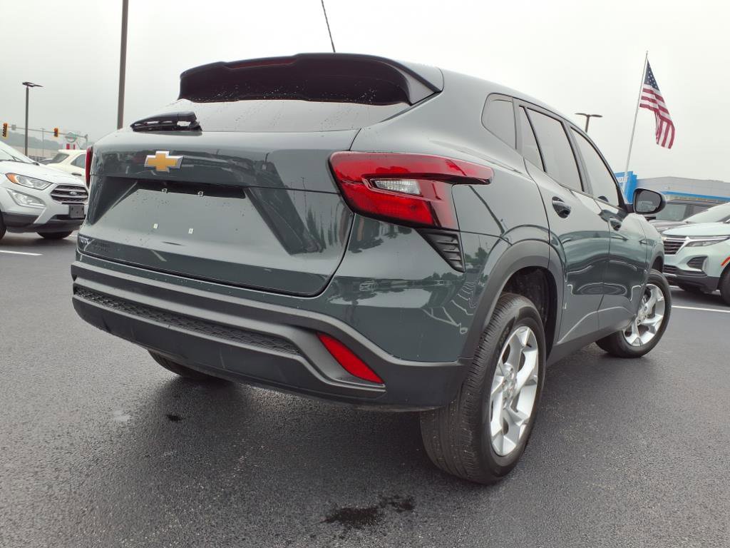 Used 2025 Chevrolet Trax LS w/ LS Convenience Package image 28