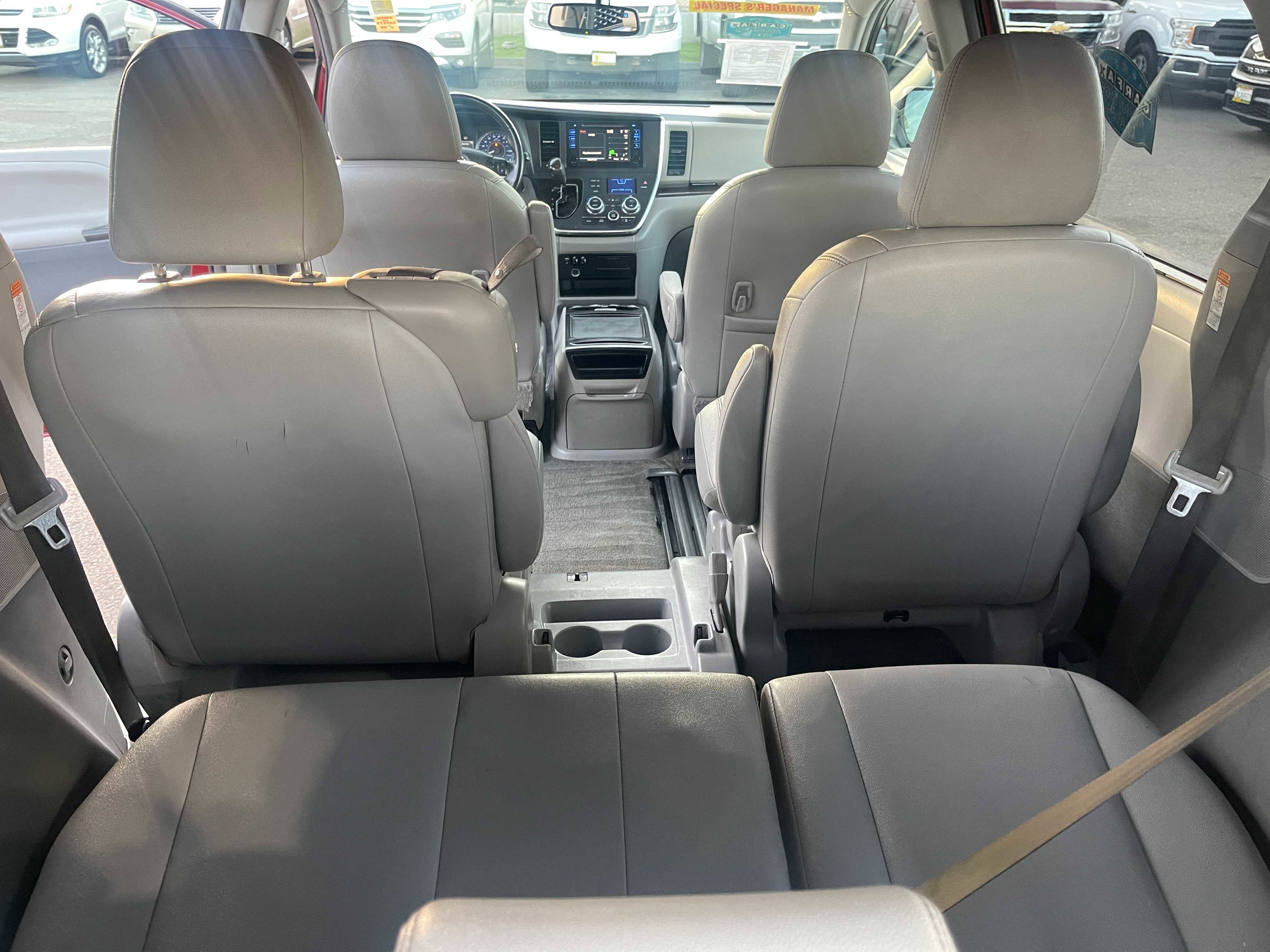 Used 2015 Toyota Sienna XLE FWD image 12