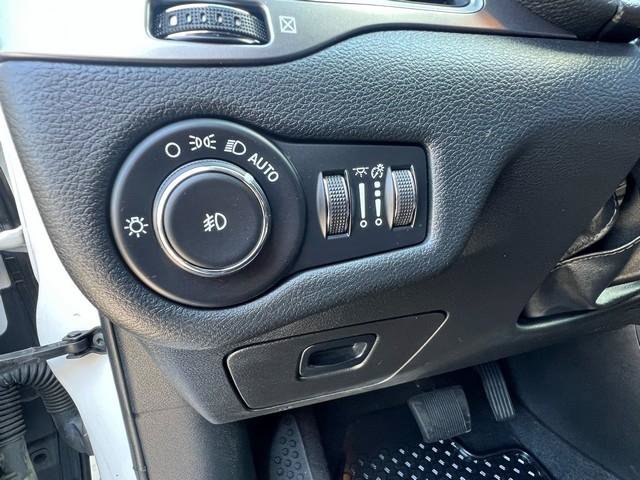Used 2019 Jeep Cherokee Latitude Plus w/ Cold Weather Group AWD/4WD image 11