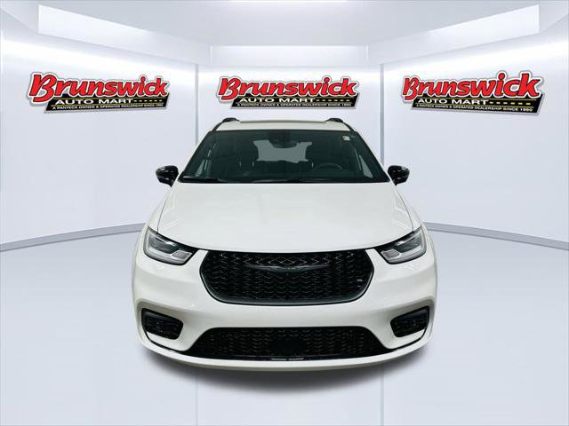 Certified 2023 Chrysler Pacifica Limited w/ S Appearance Package AWD/4WD image 2