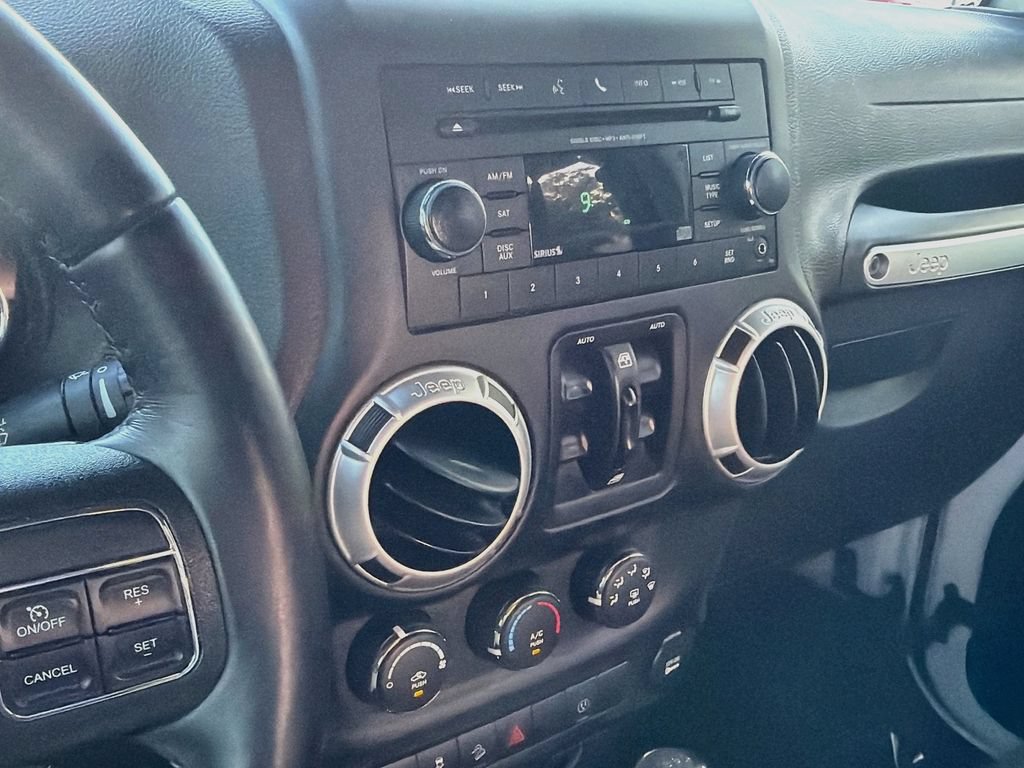 Used 2017 Jeep Wrangler Unlimited Sahara w/ Connectivity Group AWD/4WD image 24
