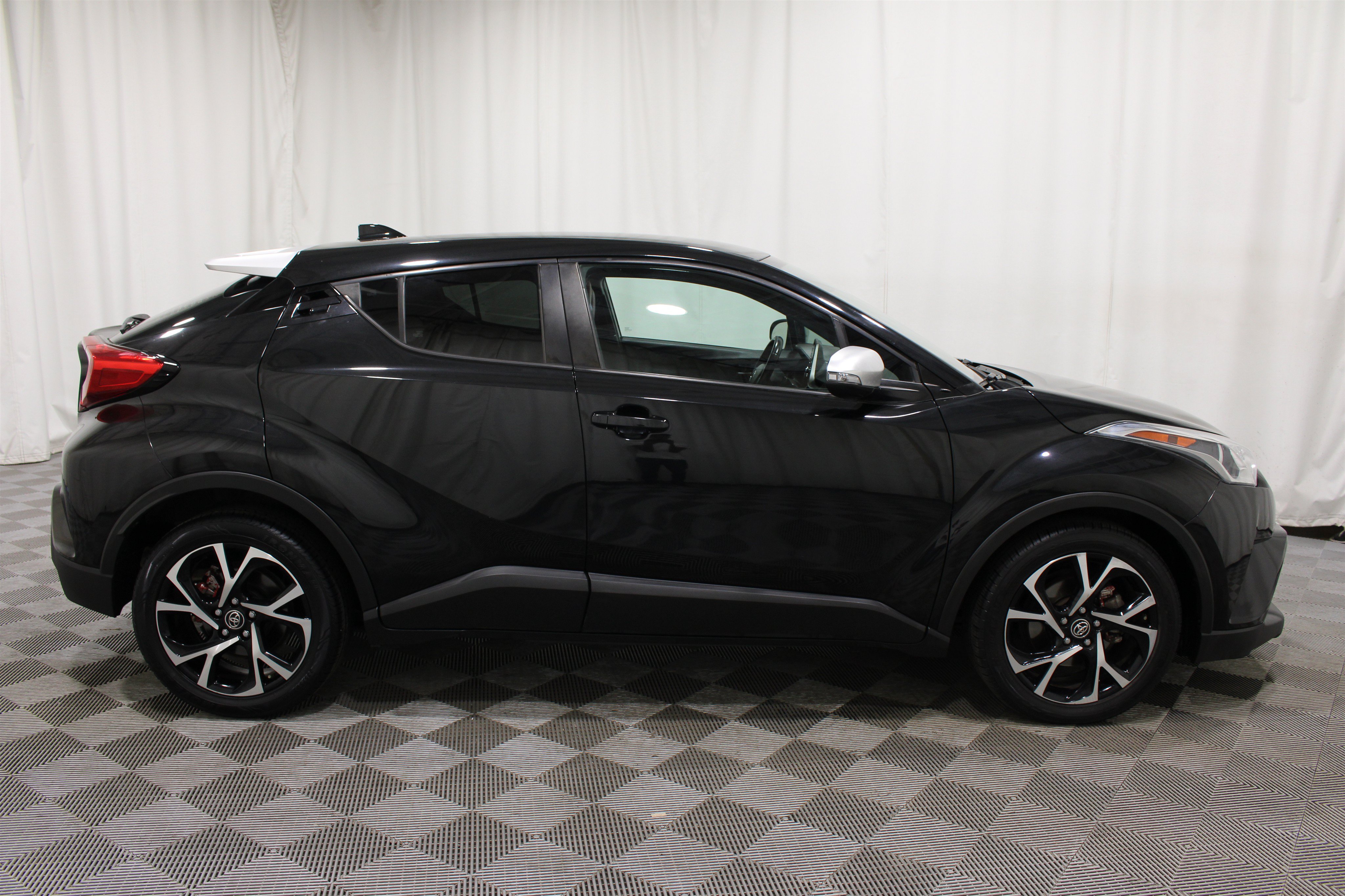Used 2019 Toyota C-HR XLE FWD image 28