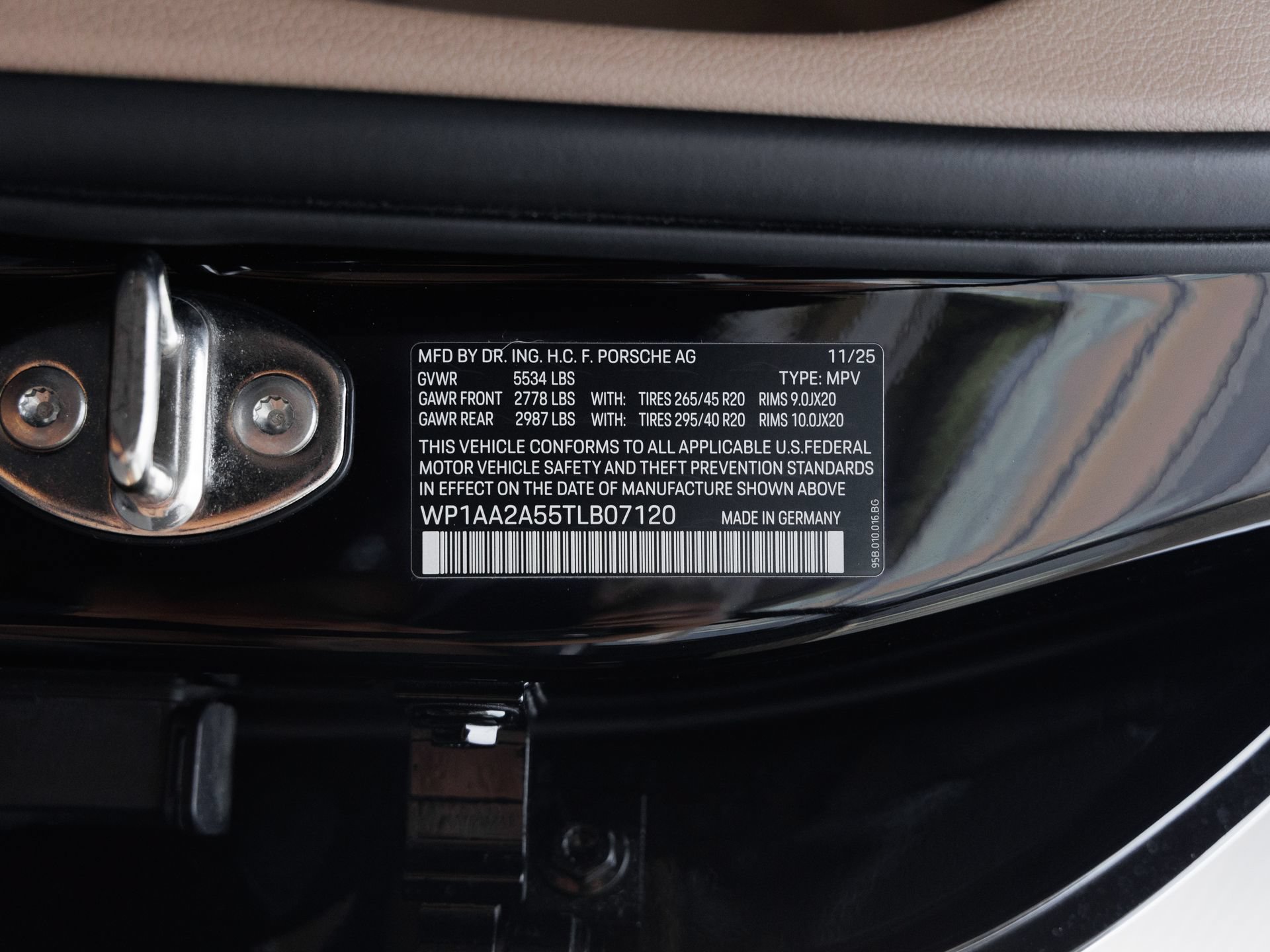 Certified 2026 Porsche Macan AWD/4WD image 41
