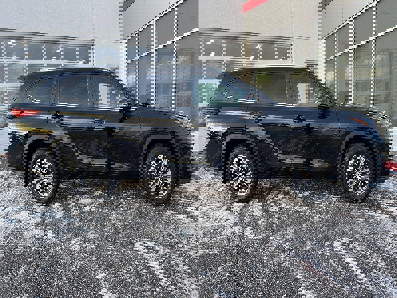 Certified 2023 Toyota Highlander XLE image 23