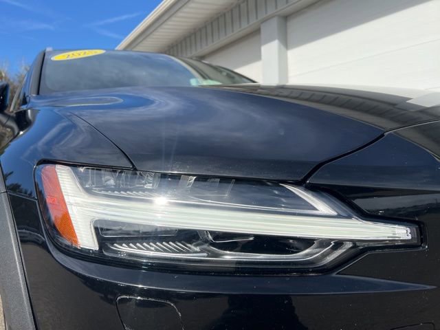 Used 2025 Volvo V60 B5 Cross Country Plus image 12