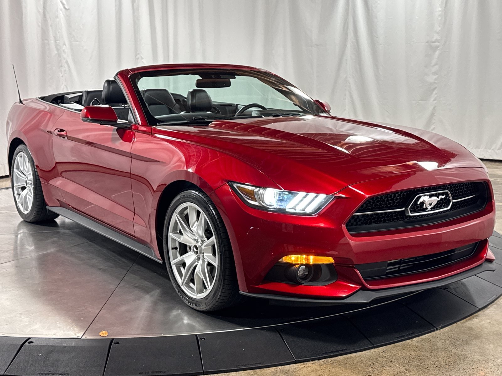 Used 2015 Ford Mustang Convertible RWD image 7