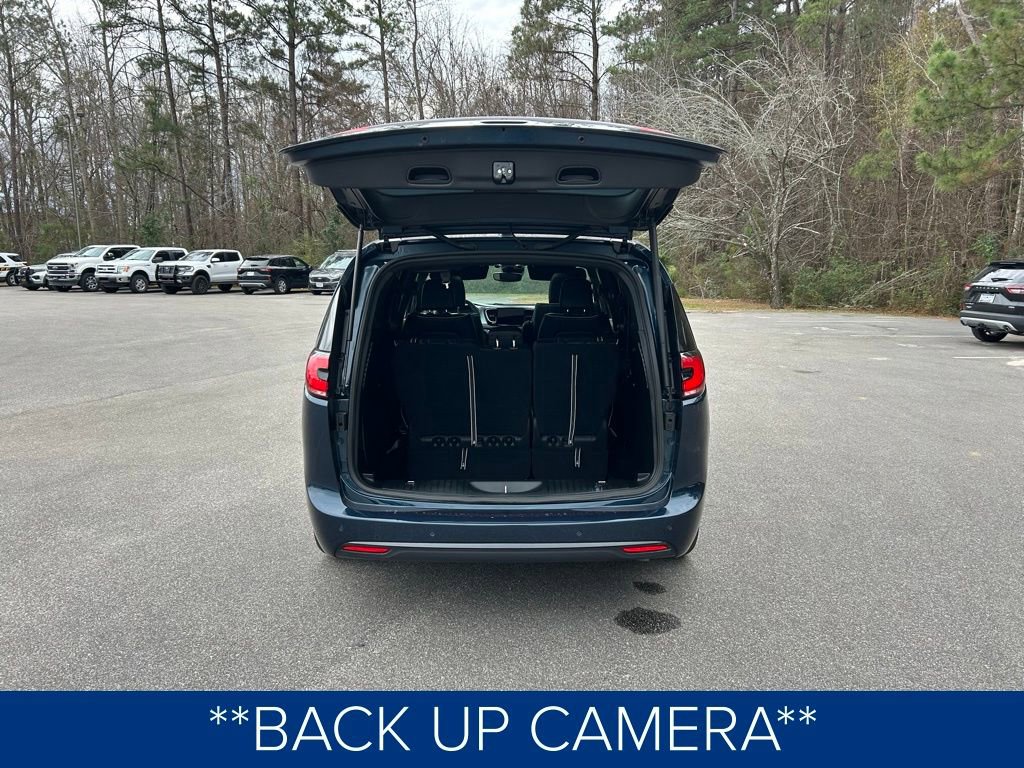 Used 2025 Chrysler Pacifica Limited image 7