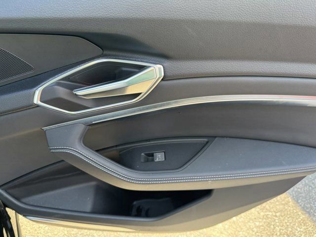 Used 2023 Audi e-tron Premium Plus image 31