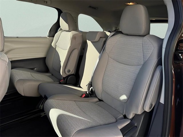 Used 2024 Toyota Sienna LE image 11