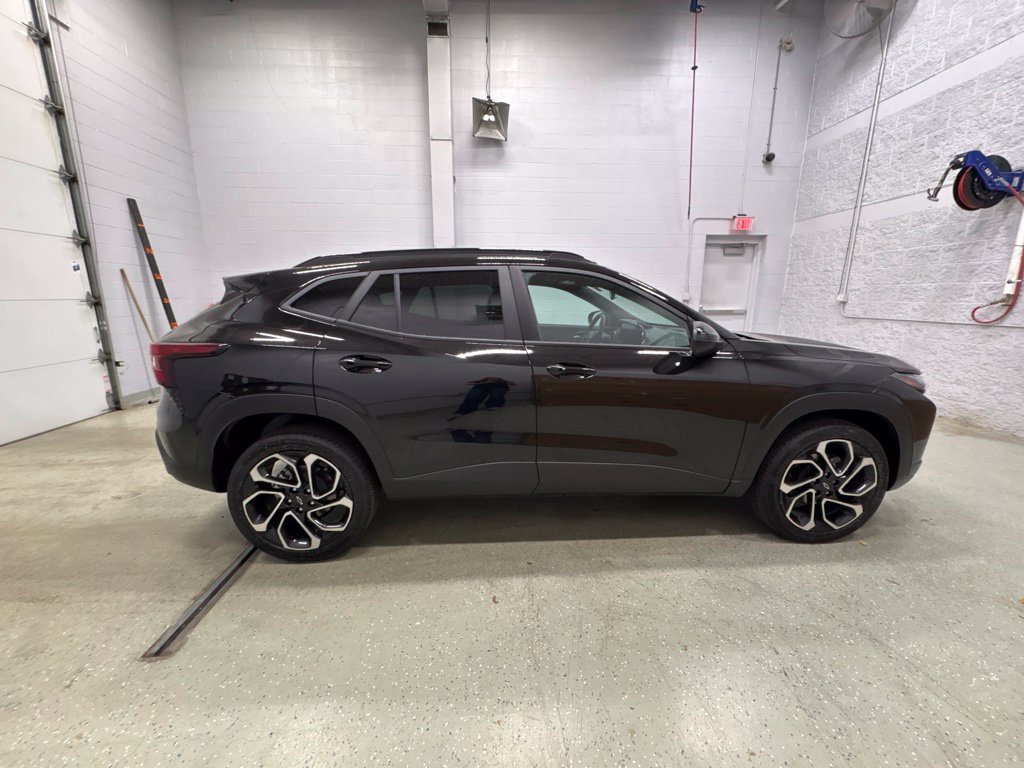 Used 2025 Chevrolet Trax RS w/ Sunroof Package FWD image 3