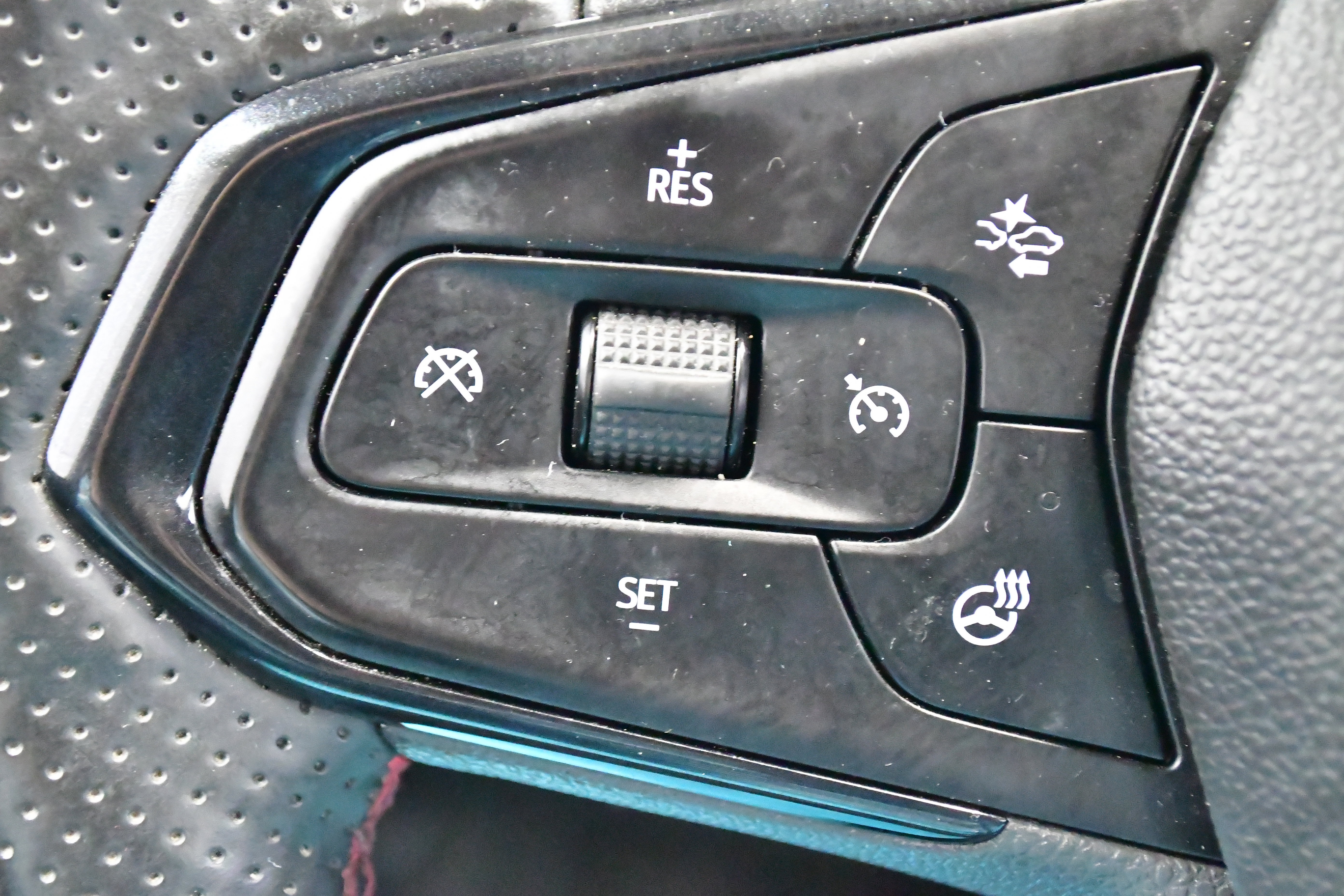 Used 2025 Chevrolet Trax RS w/ Driver Confidence Package FWD image 25