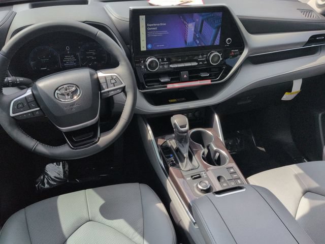 Certified 2026 Toyota Highlander Platinum AWD/4WD image 27