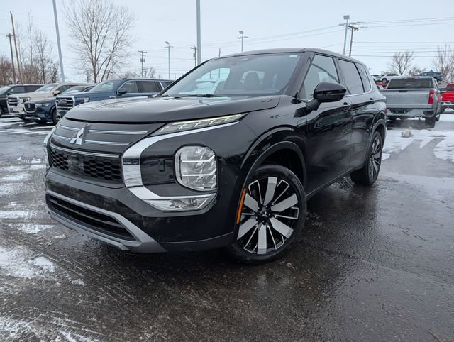 Used 2025 Mitsubishi Outlander SE image 4