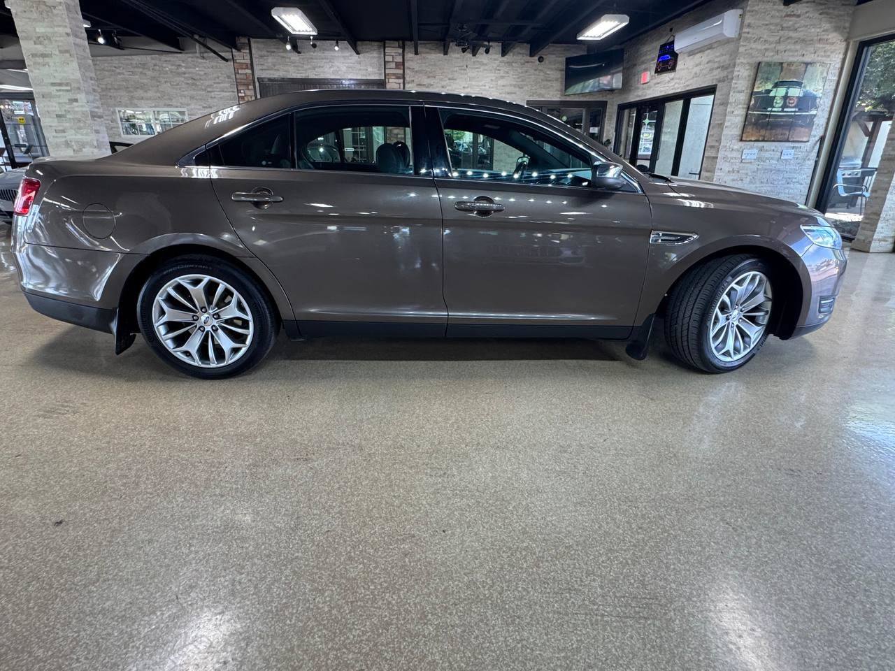 Used 2015 Ford Taurus Limited w/ Equipment Group 301A AWD/4WD image 8