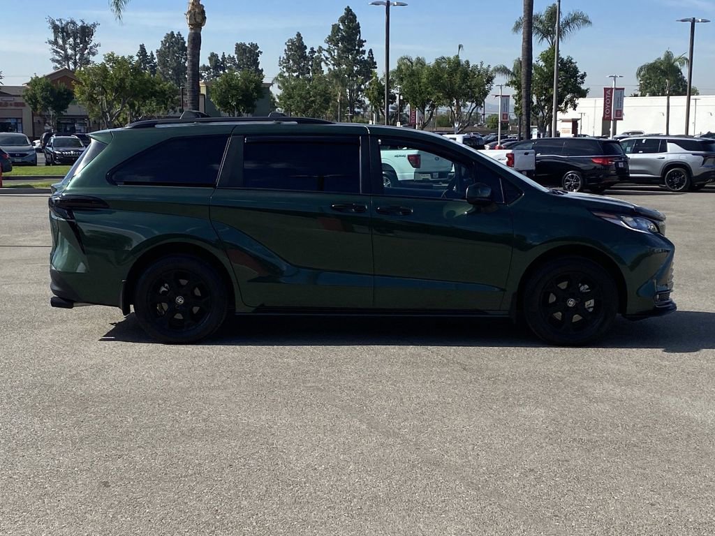 Certified 2025 Toyota Sienna XLE Woodland Edition image 45