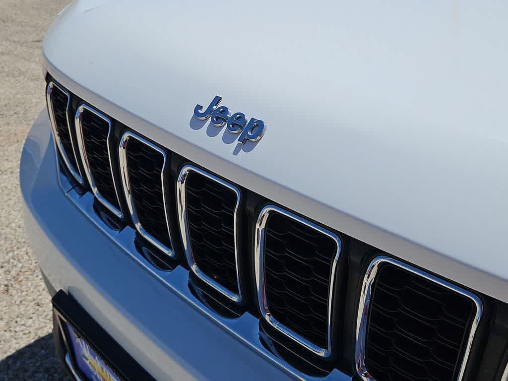 Used 2024 Jeep Grand Cherokee Laredo AWD/4WD image 14