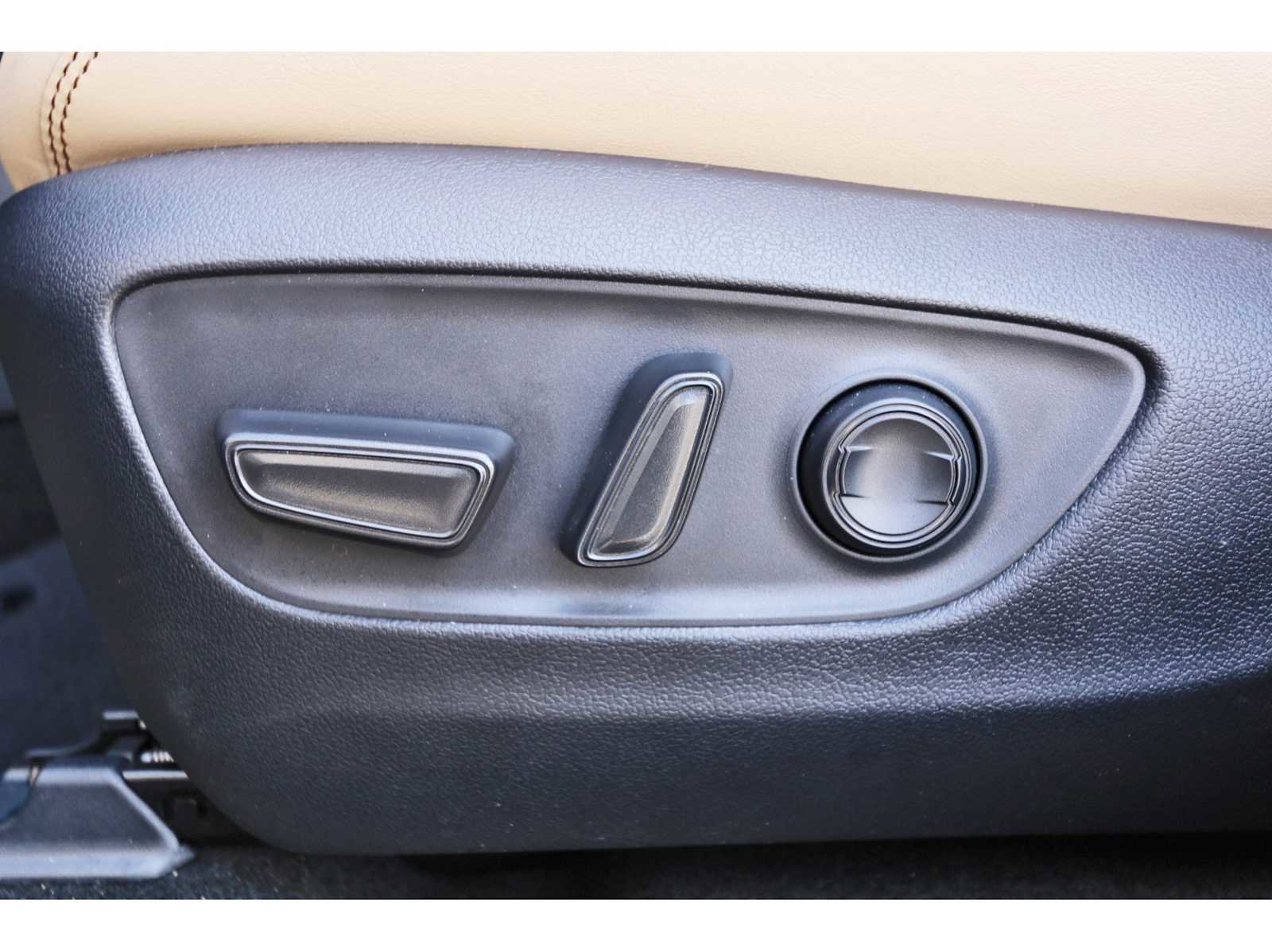 Used 2025 Toyota RAV4 Limited image 27