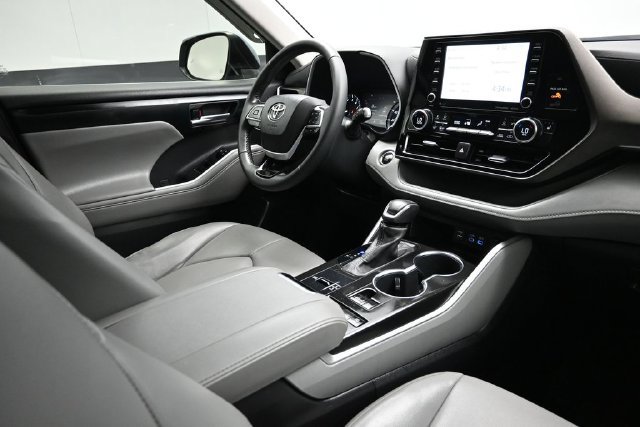 Used 2022 Toyota Highlander XLE FWD image 12