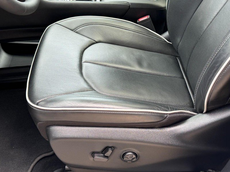 Used 2024 Chrysler Pacifica Premium FWD image 27