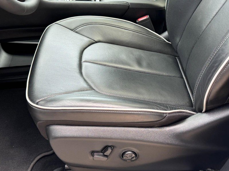 Used 2024 Chrysler Pacifica Premium FWD image 27