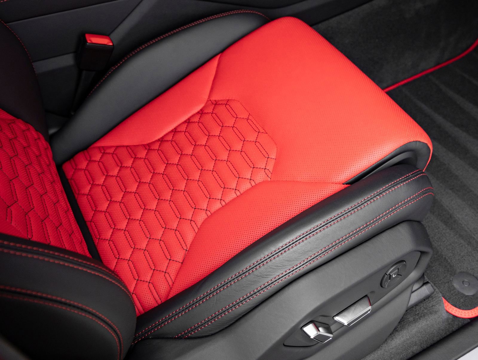 Used 2020 Lamborghini Urus image 46