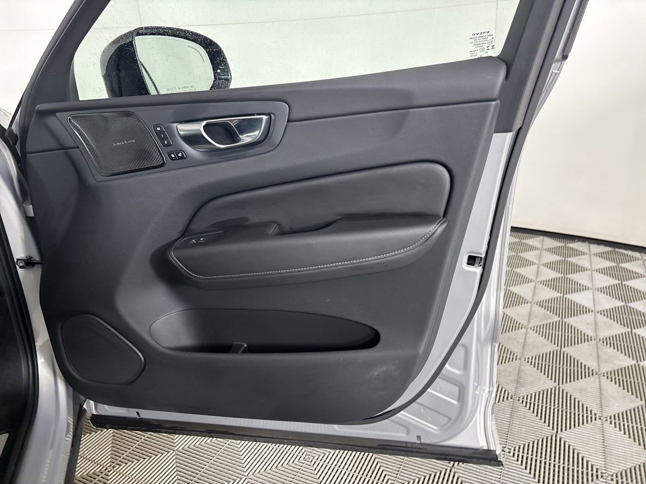 Used 2023 Volvo XC60 B5 Ultimate image 23